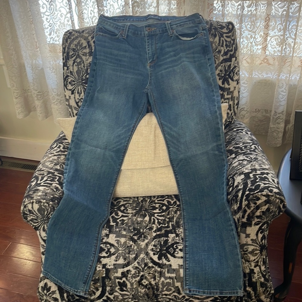 Lightly worn, Lucky Brand Jeans, no distressing no stains or flaws on jeans.